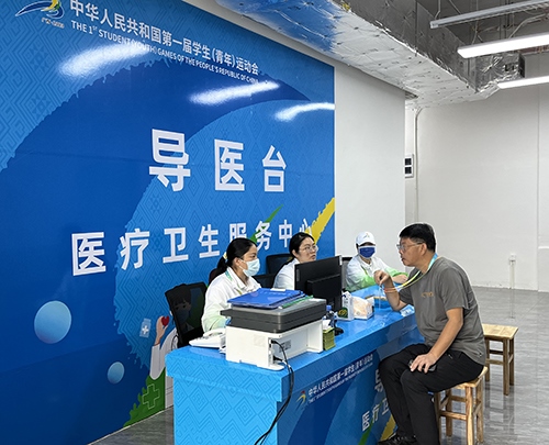 村內(nèi)住客在醫(yī)療衛(wèi)生服務(wù)中心導(dǎo)醫(yī)臺(tái)問診。人民網(wǎng)記者 歐興榮攝