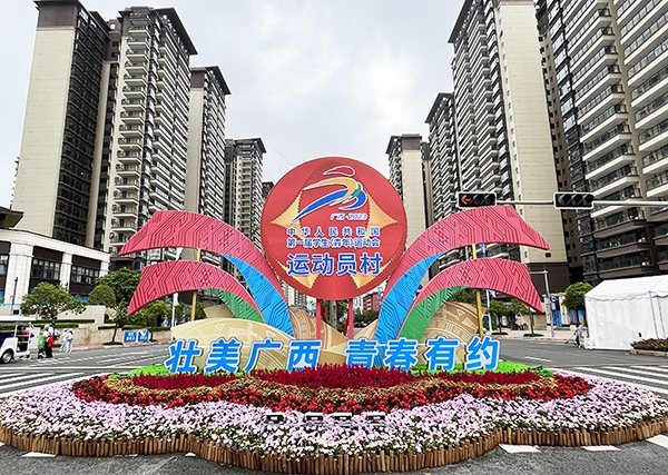 運(yùn)動(dòng)員村入口處標(biāo)識(shí)標(biāo)牌成為極受歡迎的打卡點(diǎn)。人民網(wǎng)記者 歐興榮攝