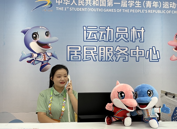 朱珊妮在接聽住宿服務(wù)中心的熱線電話。人民網(wǎng)記者 歐興榮攝