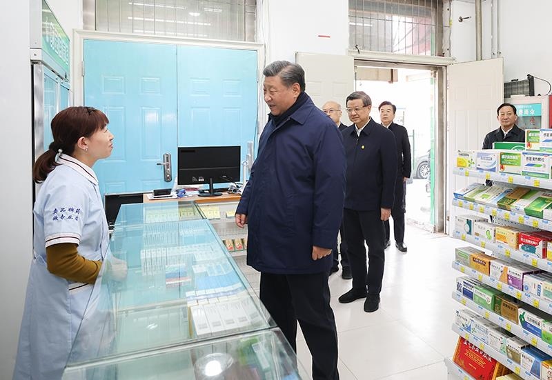 2023年11月10日，習(xí)近平總書記在河北保定涿州市永濟(jì)秀園小區(qū)門口藥店，了解經(jīng)營(yíng)恢復(fù)情況。