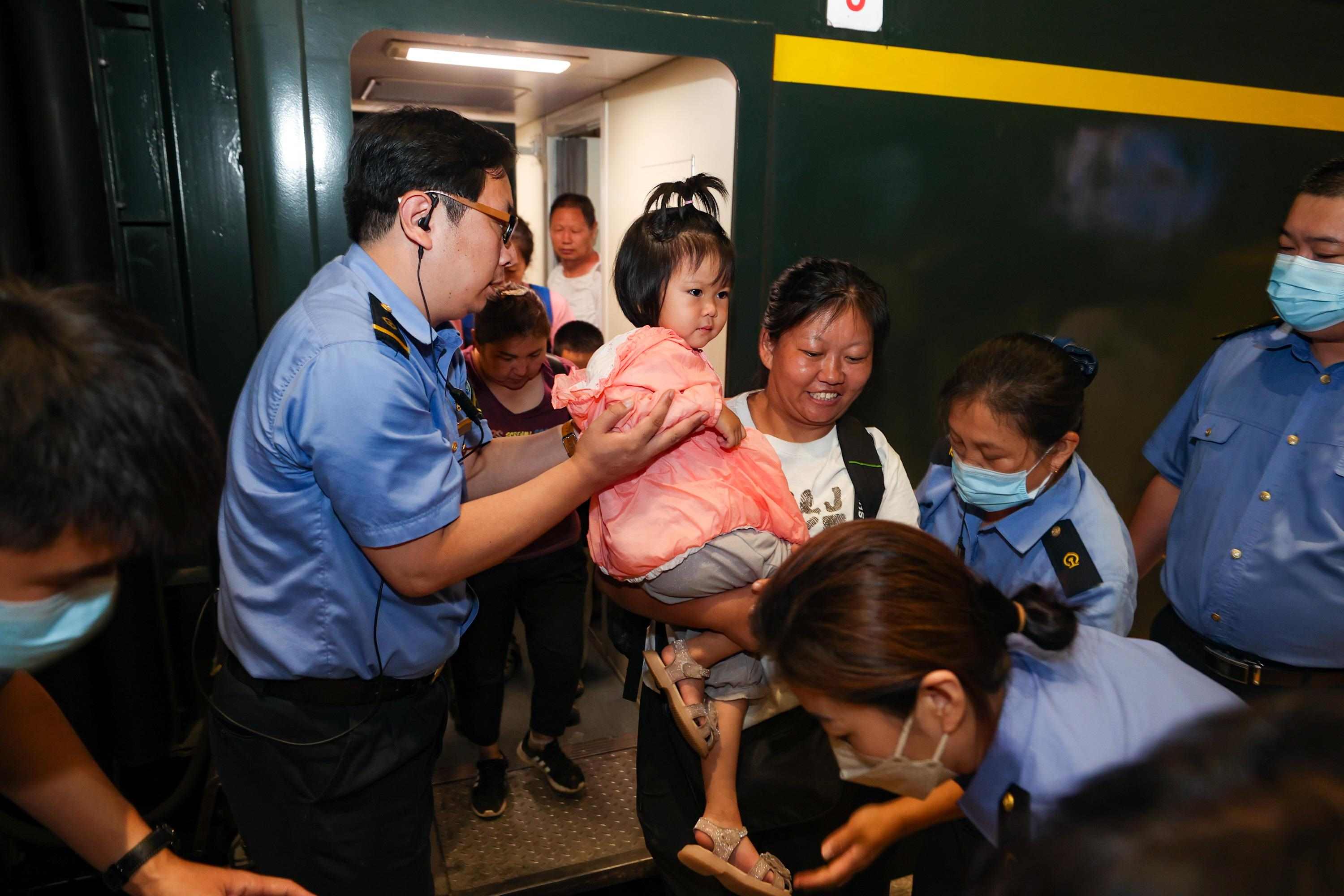 2023年8月2日，因強(qiáng)降雨被困的K396次列車第二批近500名旅客在救援隊(duì)的一路護(hù)送下，徒步五個(gè)小時(shí)抵達(dá)妙峰山鎮(zhèn)水峪嘴村。稍作休整后，他們乘坐臨時(shí)旅客列車前往北京豐臺(tái)站。