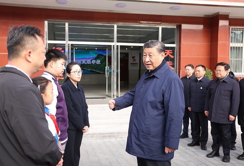 2023年11月10日，習(xí)近平總書記在北京門頭溝妙峰山民族學(xué)校，親切慰問(wèn)因公犧牲烈士家屬。