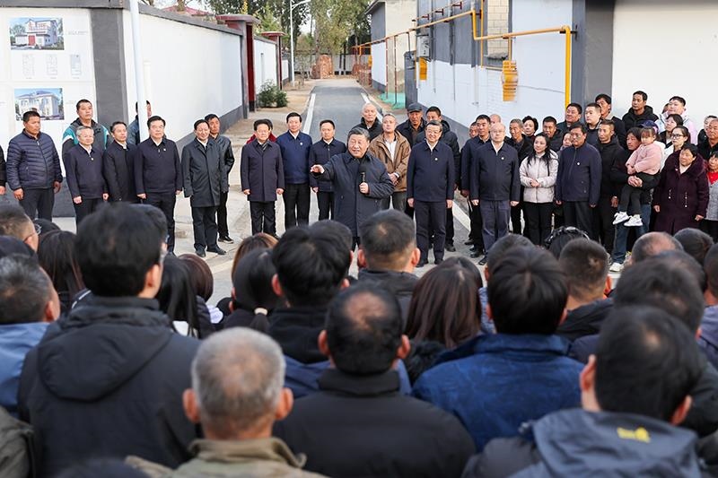 2023年11月10日，習(xí)近平總書記在河北保定涿州市萬(wàn)全莊村考察時(shí)，同村民們親切交流。