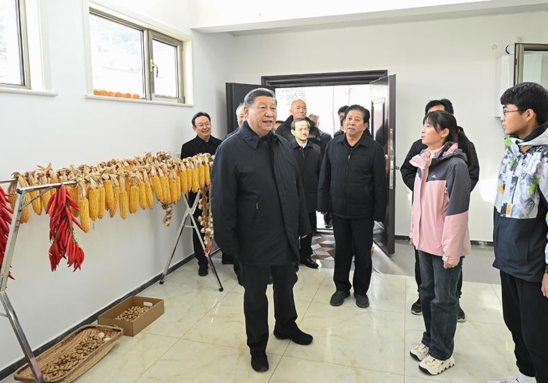 2023年11月10日，習(xí)近平總書記在北京門頭溝妙峰山鎮(zhèn)水峪嘴村村民李盟家看望慰問(wèn)，了解房屋受損、修繕和冬季取暖等情況。