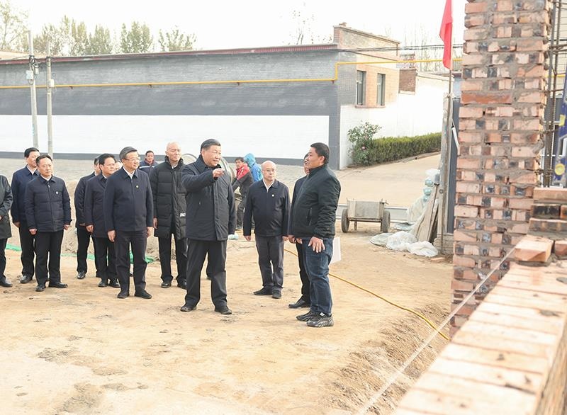 2023年11月10日，習(xí)近平總書記在河北保定涿州市萬(wàn)全莊村房屋重建施工現(xiàn)場(chǎng)考察。