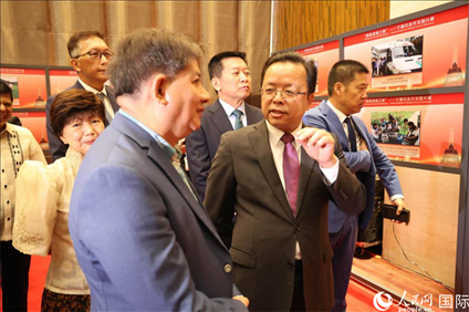 論壇期間配套舉行“‘擺脫貧困之路’——寧德扶貧開發(fā)圖片展”。人民網(wǎng)記者樊帆 攝