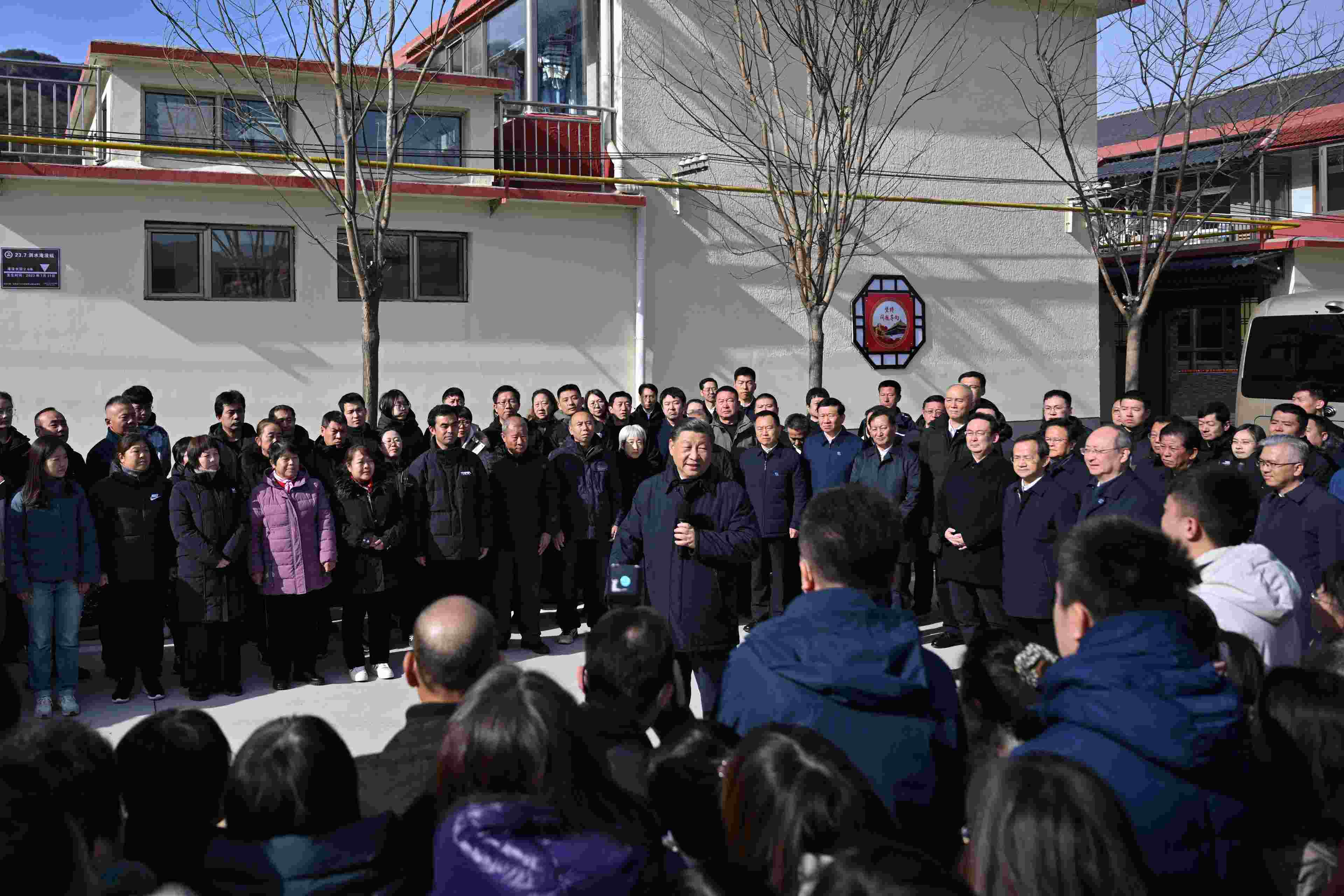 2023年11月10日，習(xí)近平總書記在北京市門頭溝區(qū)妙峰山鎮(zhèn)水峪嘴村考察時，同當(dāng)?shù)厝罕娪H切交流。