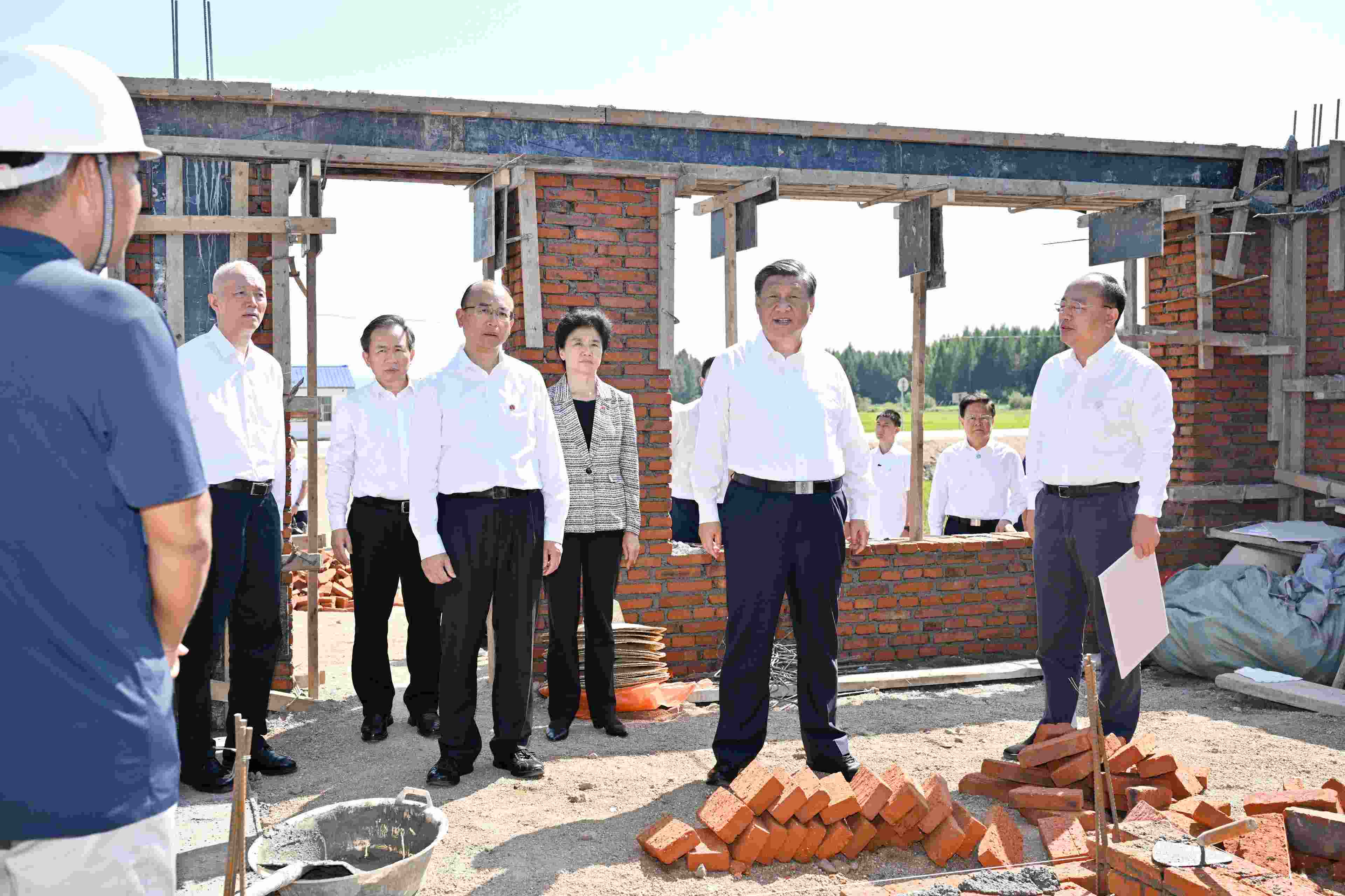 2023年9月7日，習(xí)近平總書記在遭受洪澇災(zāi)害的黑龍江省哈爾濱尚志市老街基鄉(xiāng)龍王廟村，察看水毀房屋重建情況。