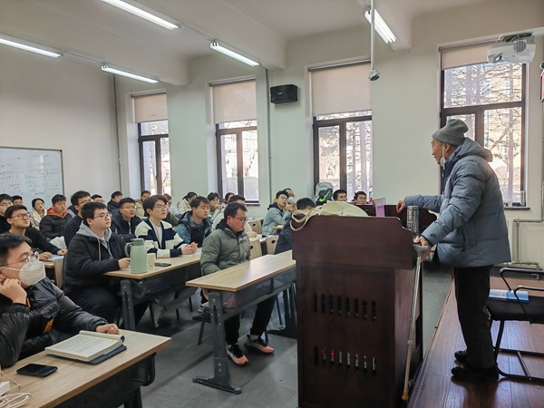 鐘萬(wàn)勰院士為研究生上課。大連理工大學(xué)供圖