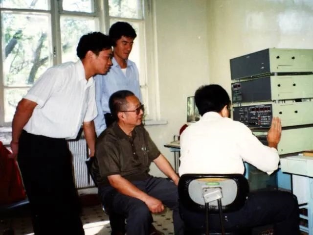 秦裕琨與團隊在一起。哈爾濱工業(yè)大學供圖