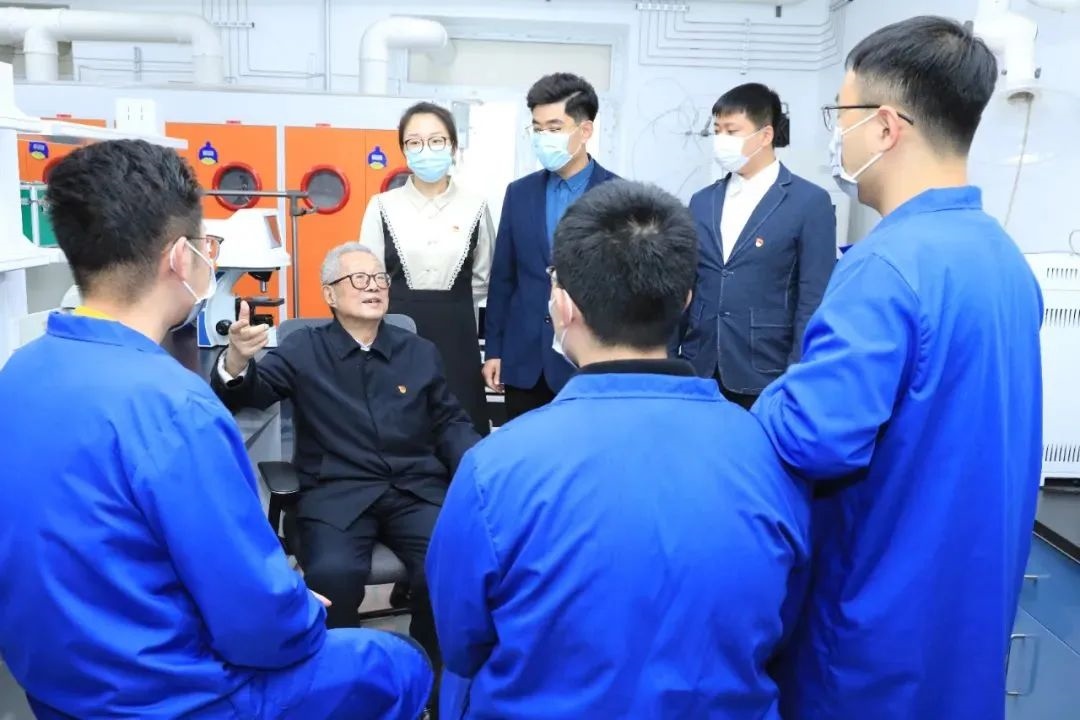 秦裕琨院士在實驗室與青年師生交流。哈爾濱工業(yè)大學供圖