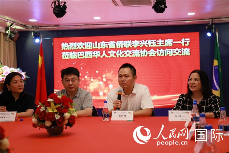 中國駐里約熱內(nèi)盧副總領(lǐng)事王尉育（右二）發(fā)表致辭。人民網(wǎng)記者宋亦然攝