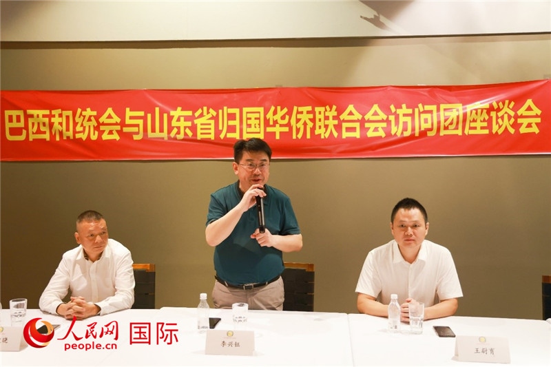 中國僑聯(lián)副主席、山東省僑聯(lián)主席李興鈺（中）在座談會上致辭。人民網(wǎng)記者 陳海琪攝