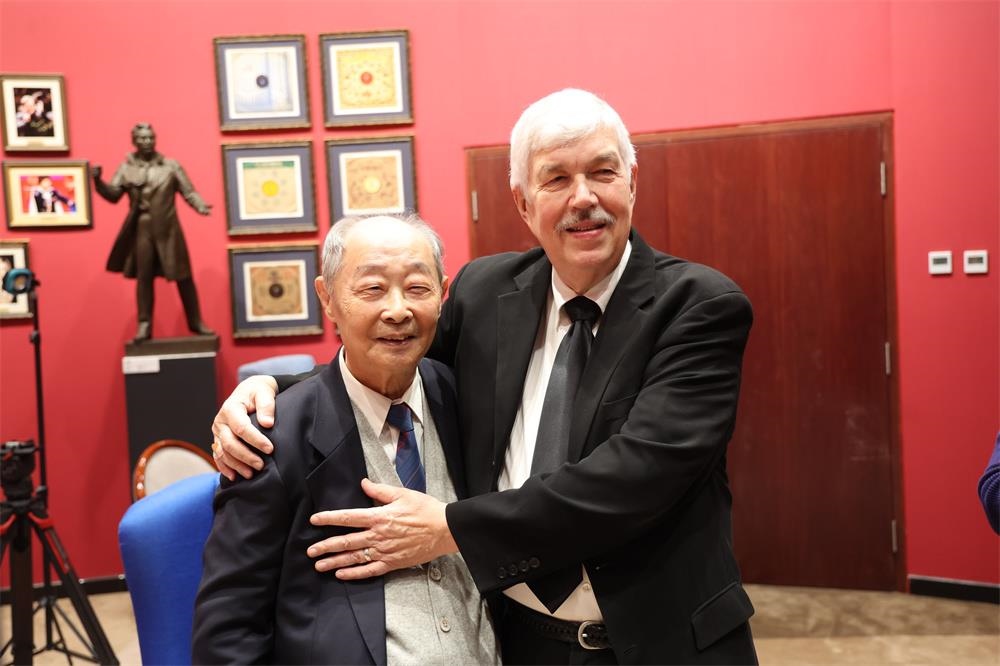 費(fèi)城交響樂團(tuán)小提琴演奏家戴維·布斯與原中央樂團(tuán)小提琴演奏家朱信人50年后再相聚。