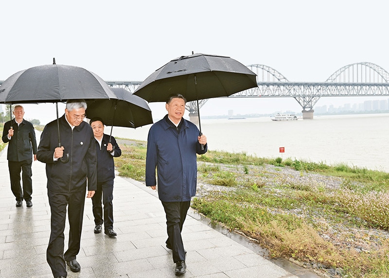 2023年10月10日至13日，中共中央總書記、國家主席、中央軍委主席習(xí)近平在江西考察。這是10日下午，習(xí)近平在長江國家文化公園九江城區(qū)段考察時，冒雨沿江堤步行察看沿岸風(fēng)貌。 新華社記者 謝環(huán)馳/攝
