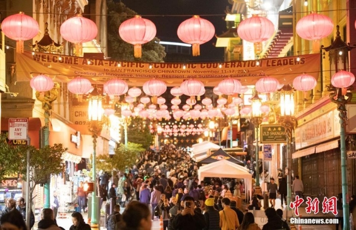 當?shù)貢r間11月10日，美國舊金山唐人街夜市人頭攢動。亞太經(jīng)合組織(APEC)第三十次領導人非正式會議將在舊金山舉行，當?shù)靥迫私钟媱澟e辦包括夜市在內(nèi)的多場活動，以吸引與會者、游客和市民的光顧。<a target='_blank' href='/'><p class=