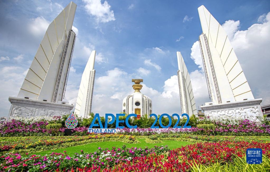 這是2022年11月16日在泰國首都曼谷街頭拍攝的2022年亞太經(jīng)合組織會議標(biāo)識。新華社記者 王騰 攝