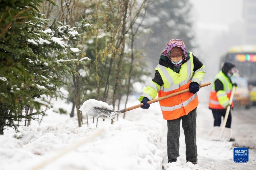 11月16日，環(huán)衛(wèi)工人在清理道路上的積雪。當(dāng)日，黑龍江哈爾濱市迎來(lái)雨雪天氣。新華社記者 王建威 攝