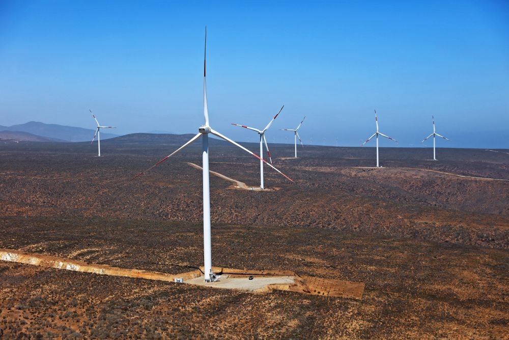 這是2023年2月14日拍攝的位于智利中部沿海的蓬塔謝拉風電場。蓬塔謝拉風電場是中國在智利投資建設的首個風電場，2018年正式投產發(fā)電，可滿足13萬戶家庭的用電需求，同時每年還能減少15.7萬噸碳排放。
