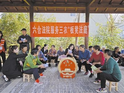 圖③：干警向附近農(nóng)戶解讀相關(guān)法律法規(guī)。