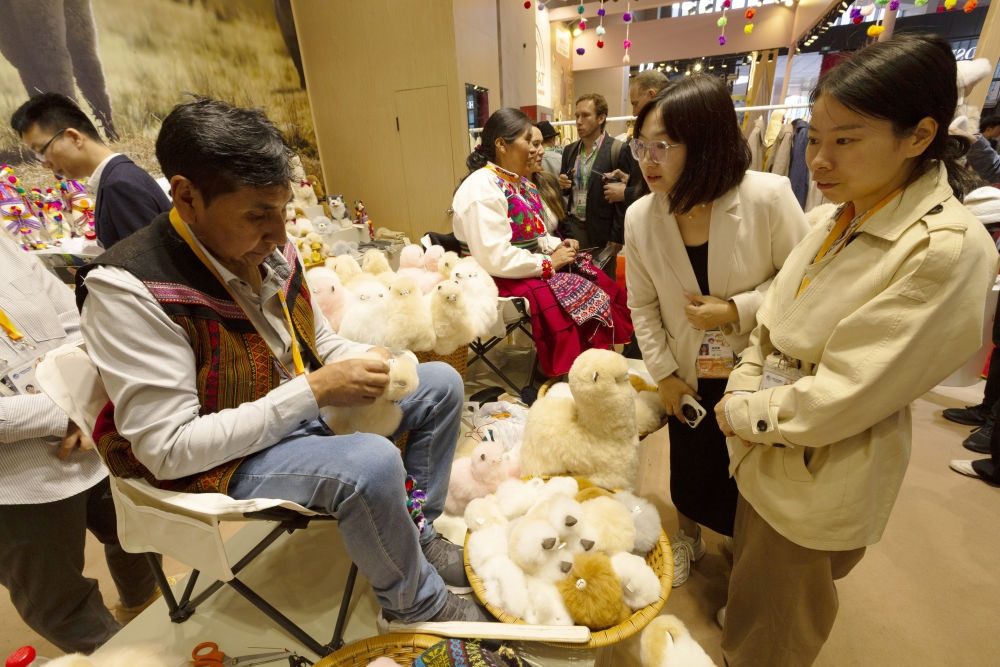 2023年11月7日，秘魯羊駝毛制品手藝人馬馬尼大叔在中國上海舉辦的第六屆進博會上展示羊駝玩偶制作工藝。秘魯特色羊駝毛制品連續(xù)六屆在進博會上亮相，收獲大量訂單。進博會大舞臺讓秘魯傳統手藝人有了更廣闊的發(fā)展空間。