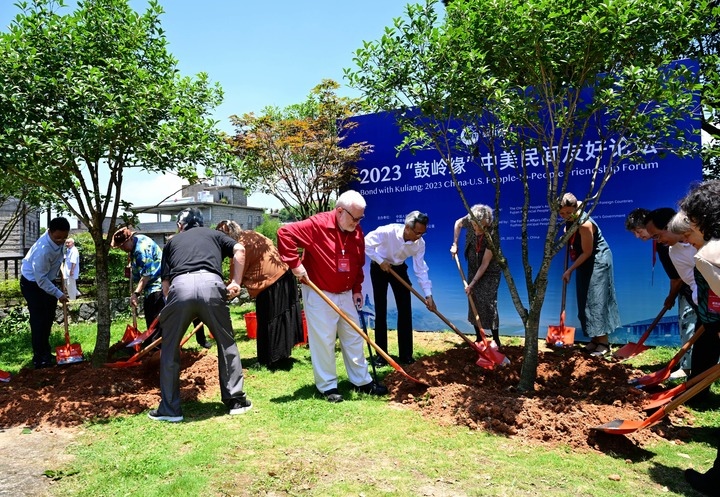 2023年6月28日，出席“鼓嶺之友”座談會的中美各界人士在鼓嶺共同植樹留念。