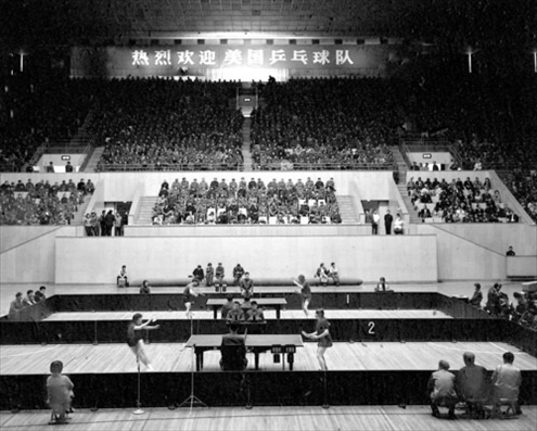 1971年4月13日，中華全國體育總會舉行歡迎儀式，歡迎前來中國進行訪問的美國乒乓球代表團。中美兩國乒乓球運動員在北京首都體育館進行了友誼比賽。 新華社發(fā)