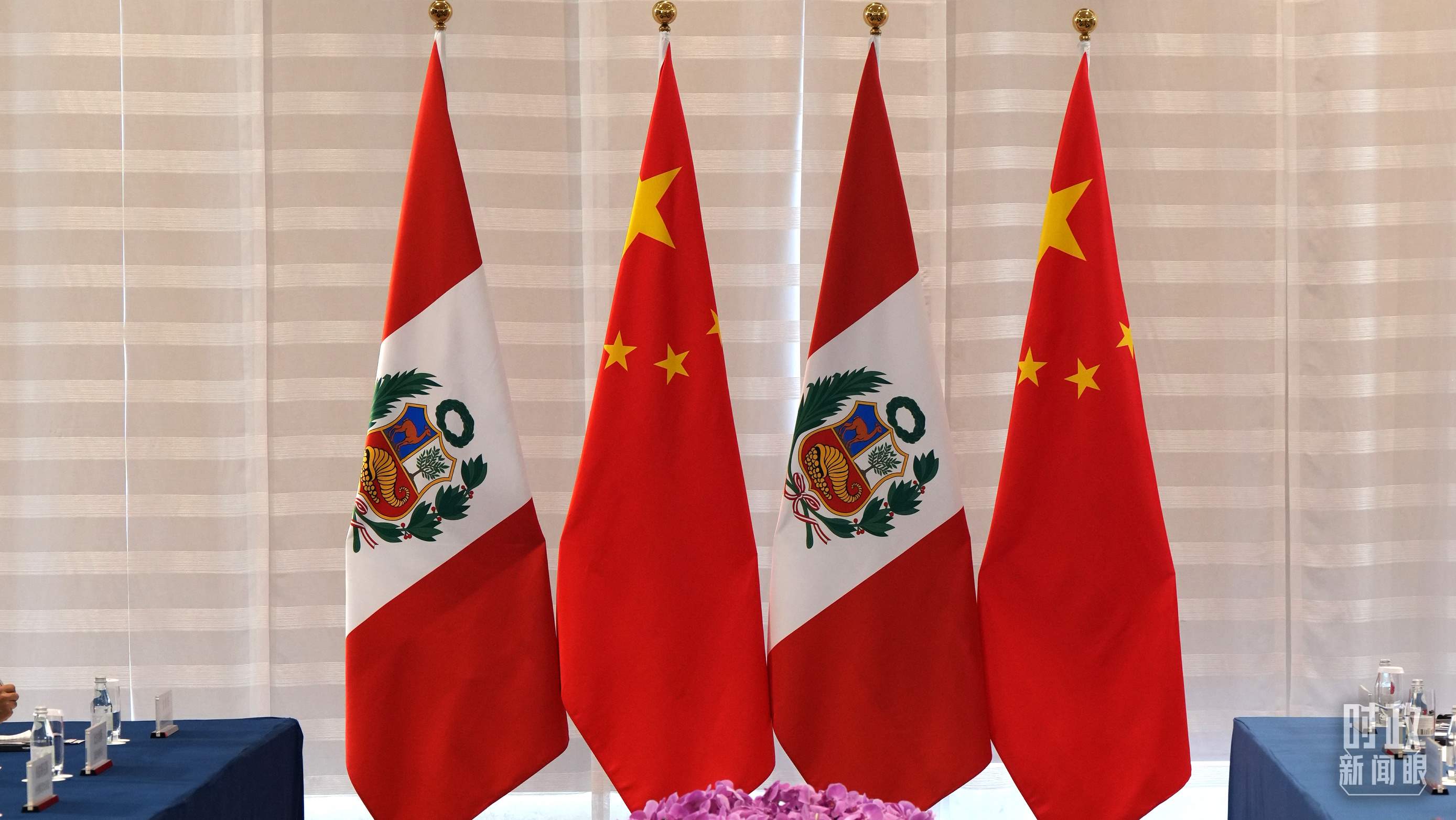 △會(huì)談現(xiàn)場(chǎng)的中秘兩國(guó)國(guó)旗。（總臺(tái)國(guó)廣記者李晉拍攝）