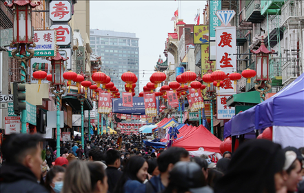 2023年1月15日，人們在美國舊金山唐人街的迎春街會上游覽、購物。當日，為期兩天的迎春街會在美國舊金山唐人街閉幕，活動吸引了大批市民和游客。新華社發(fā)