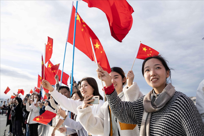 △當?shù)貢r間11月14日，華僑華人和中國留學生代表在沿途街道，熱烈歡迎習近平主席到訪。