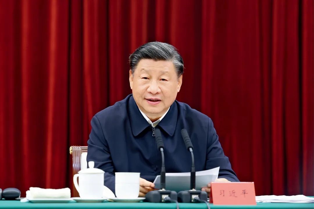 2023年10月12日，中共中央總書記、國(guó)家主席、中央軍委主席習(xí)近平在江西省南昌市主持召開進(jìn)一步推動(dòng)長(zhǎng)江經(jīng)濟(jì)帶高質(zhì)量發(fā)展座談會(huì)并發(fā)表重要講話。習(xí)近平強(qiáng)調(diào)，完善跨區(qū)域、跨部門、跨層級(jí)的數(shù)據(jù)信息共享和流程互聯(lián)互通，深化政務(wù)服務(wù)合作，優(yōu)化營(yíng)商環(huán)境。圖/新華社記者 鞠鵬 攝