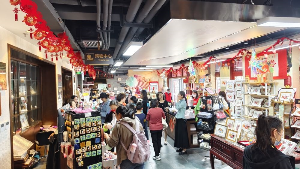 游客在天津市西青區(qū)楊柳青民俗文化館游覽。（新華社記者宋瑞 攝）