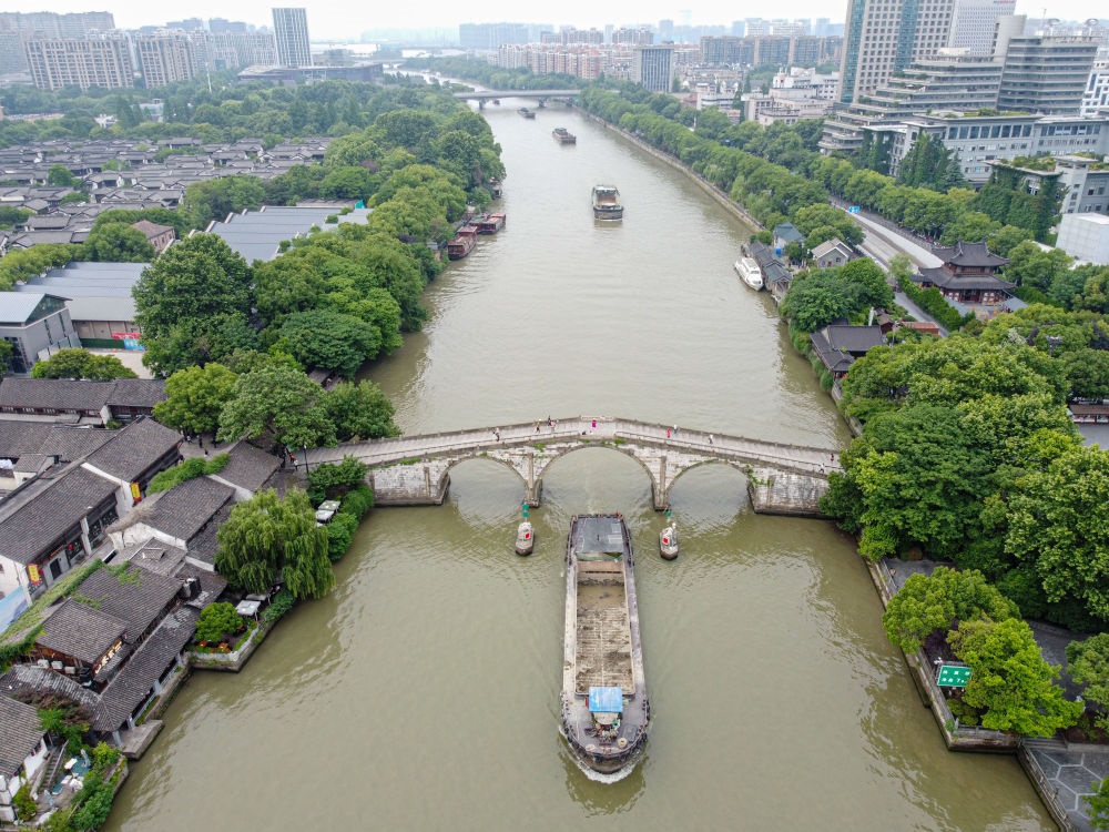 2022年5月27日，貨船通過京杭大運河杭州段拱宸橋。（新華社記者江漢 攝）