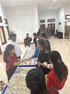 學生們品嘗中華美食湯圓和燒賣。主辦方供圖