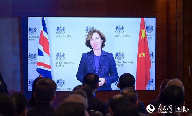 英國駐華大使吳若蘭發(fā)表視頻主旨演講。人民網(wǎng) 郭錦標(biāo) 攝