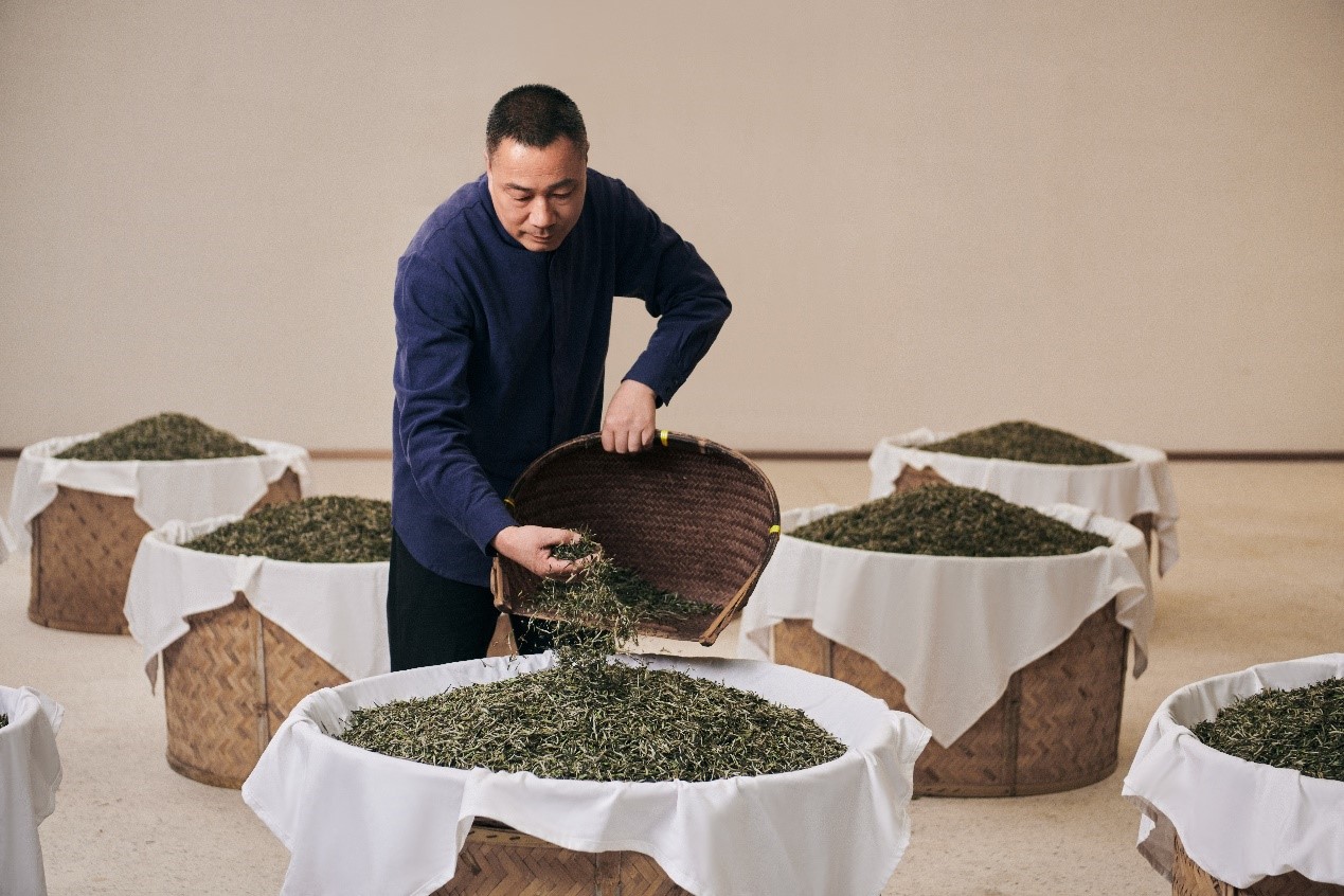 福鼎白茶制作技藝的省級(jí)代表性傳承人林振傳在制茶。受訪者供圖