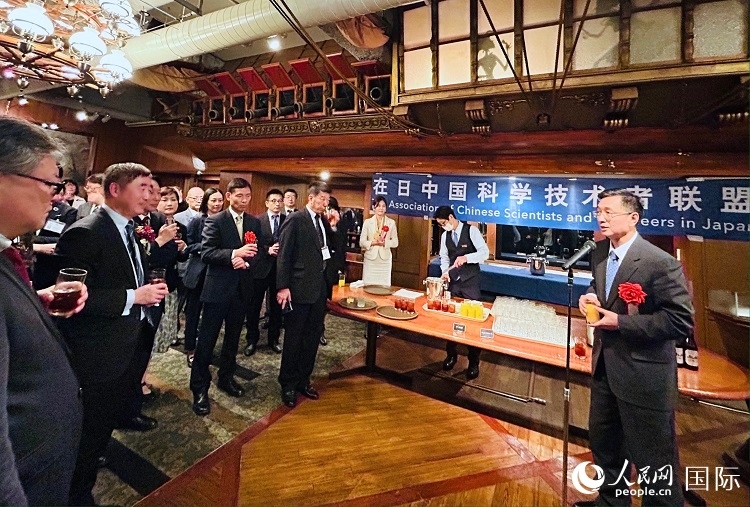 中國駐日本大使館教育處公使銜參贊杜柯偉在紀念酒會上致祝酒詞。人民網 許可攝
