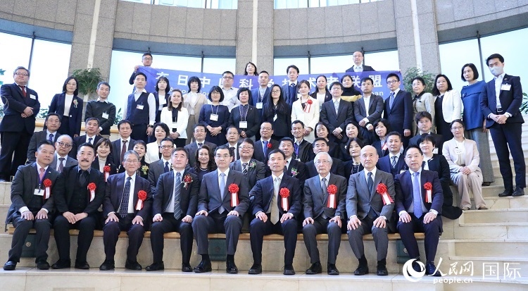 到場嘉賓與中國駐日本大使吳江浩合影留念。人民網 許可攝