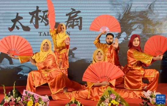 11月22日，在孟加拉國達卡，學(xué)生在孔子課堂揭牌儀式上表演。新華社發(fā)（薩利姆攝）