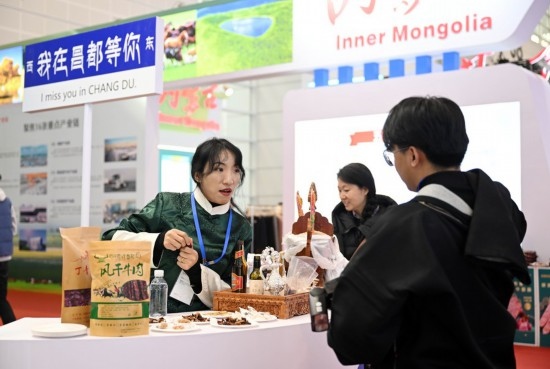 11月23日，參展商和參觀者在國家會展中心（天津）國內(nèi)省市合作交流展區(qū)交流。新華社記者 趙子碩 攝