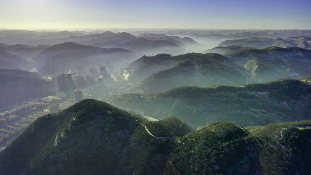 陜西省延安市吳起縣的山山峁峁被茂密的山林覆蓋（2021年12月20日攝，無人機照片）。新華社記者 陶明 攝