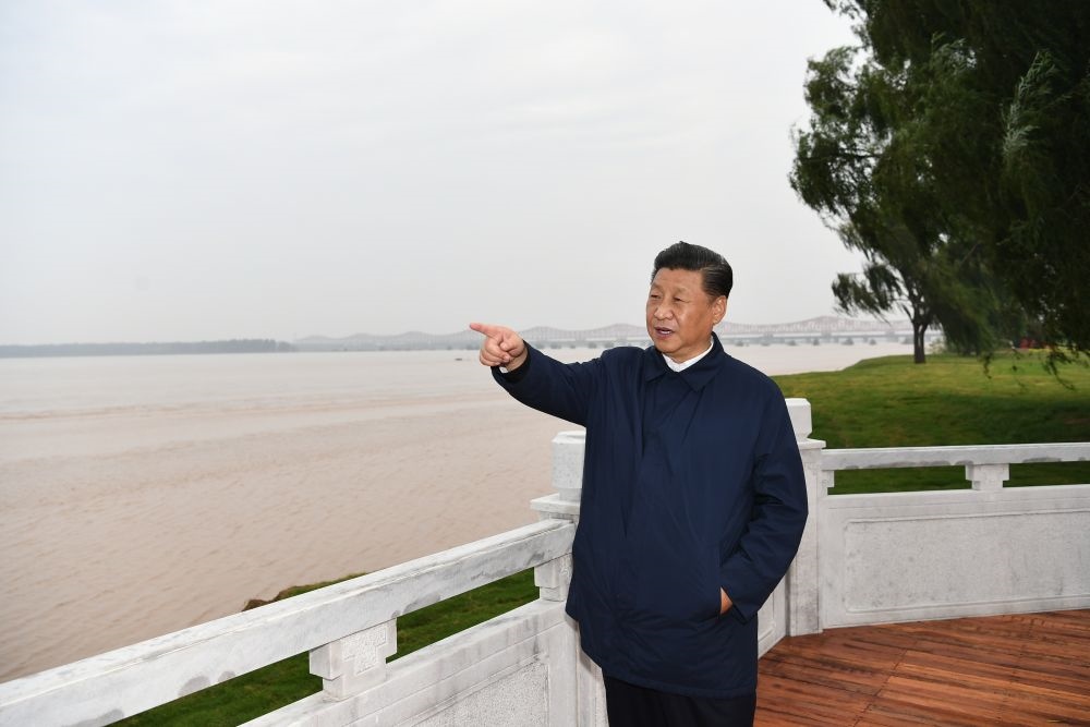 2019年9月16日至18日，中共中央總書記、國家主席、中央軍委主席習(xí)近平在河南考察。這是17日下午，習(xí)近平在鄭州黃河國家地質(zhì)公園，眺望黃河鄭州段。新華社記者 謝環(huán)馳 攝