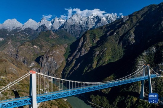 11月25日拍攝的麗香鐵路金沙江特大橋（無人機(jī)照片）。