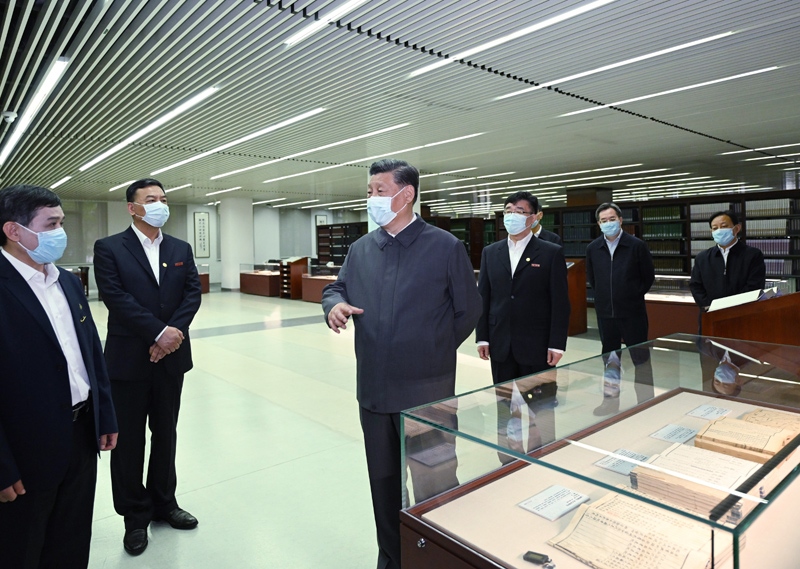 2022年4月25日，習(xí)近平來到中國人民大學(xué)考察調(diào)研。這是他在圖書館考察。