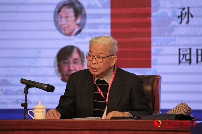 北京外國語大學(xué)北京日本學(xué)研究中心原主任嚴(yán)安生發(fā)表主旨演講。人民網(wǎng)記者 張麗婭攝