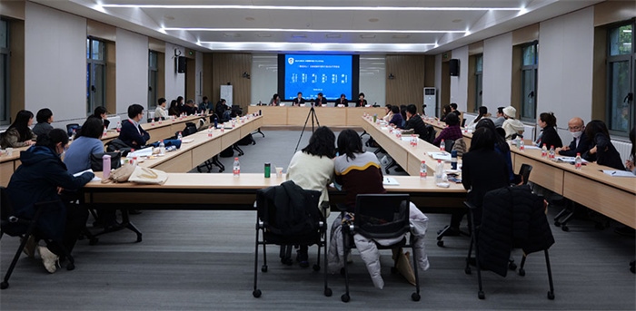 “區(qū)域國別學(xué)視角下的日語學(xué)科建設(shè)”圓桌論壇現(xiàn)場。主辦方供圖