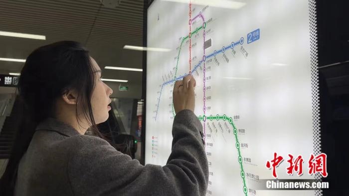 李佳夢正在坐地鐵。呂盛楠 攝
