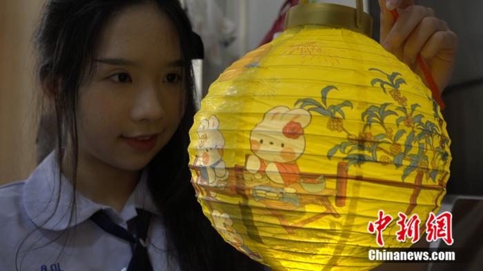 李佳夢正在做兔子花燈。呂盛楠 攝