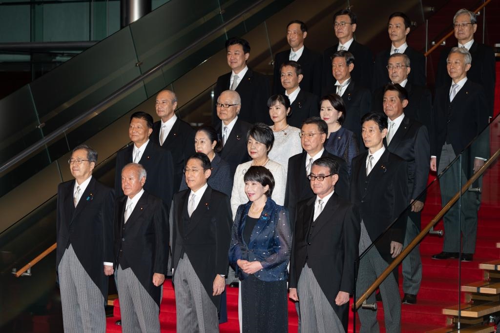9月13日，日本首相岸田文雄（前排中）在東京的首相官邸率閣僚合影。新華社記者張笑宇攝