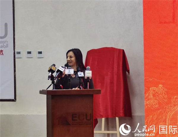 埃及中國(guó)大學(xué)副董事長(zhǎng)索娜塔致辭。人民網(wǎng)記者 沈小曉攝